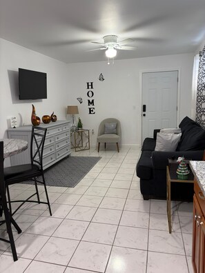 Smart TV, books - New, Cozy & peaceful stay, 30 minutes from New Orleans. Family and pet friendly! (Slidell)