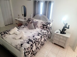 1 室のベッドルーム、デスク、アイロン / アイロン台、WiFi (無料)