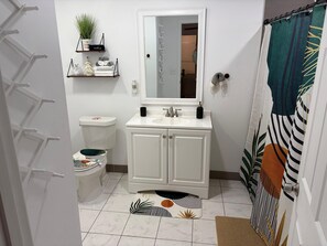 Shower, hair dryer, towels, soap - New, Cozy & peaceful stay, 30 minutes from New Orleans. Family and pet friendly! (Slidell)