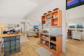 TV, books - Sunsets & Stars, Desert Oasis, Pet Friendly, Hot Tub, Firepit, Covered Porch (Yucca Valley)