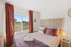 3 bedrooms, desk, iron/ironing board, travel cot - Sunsets & Stars, Desert Oasis, Pet Friendly, Hot Tub, Firepit, Covered Porch (Yucca Valley)