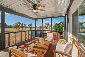 Terrace/patio - Sunsets & Stars, Desert Oasis, Pet Friendly, Hot Tub, Firepit, Covered Porch (Yucca Valley)