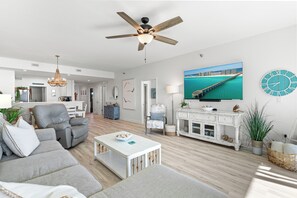 Smart TV, books, computer monitors - Breathtaking Gulf Front 1st Floor unit in the Regency!! (Navarre)