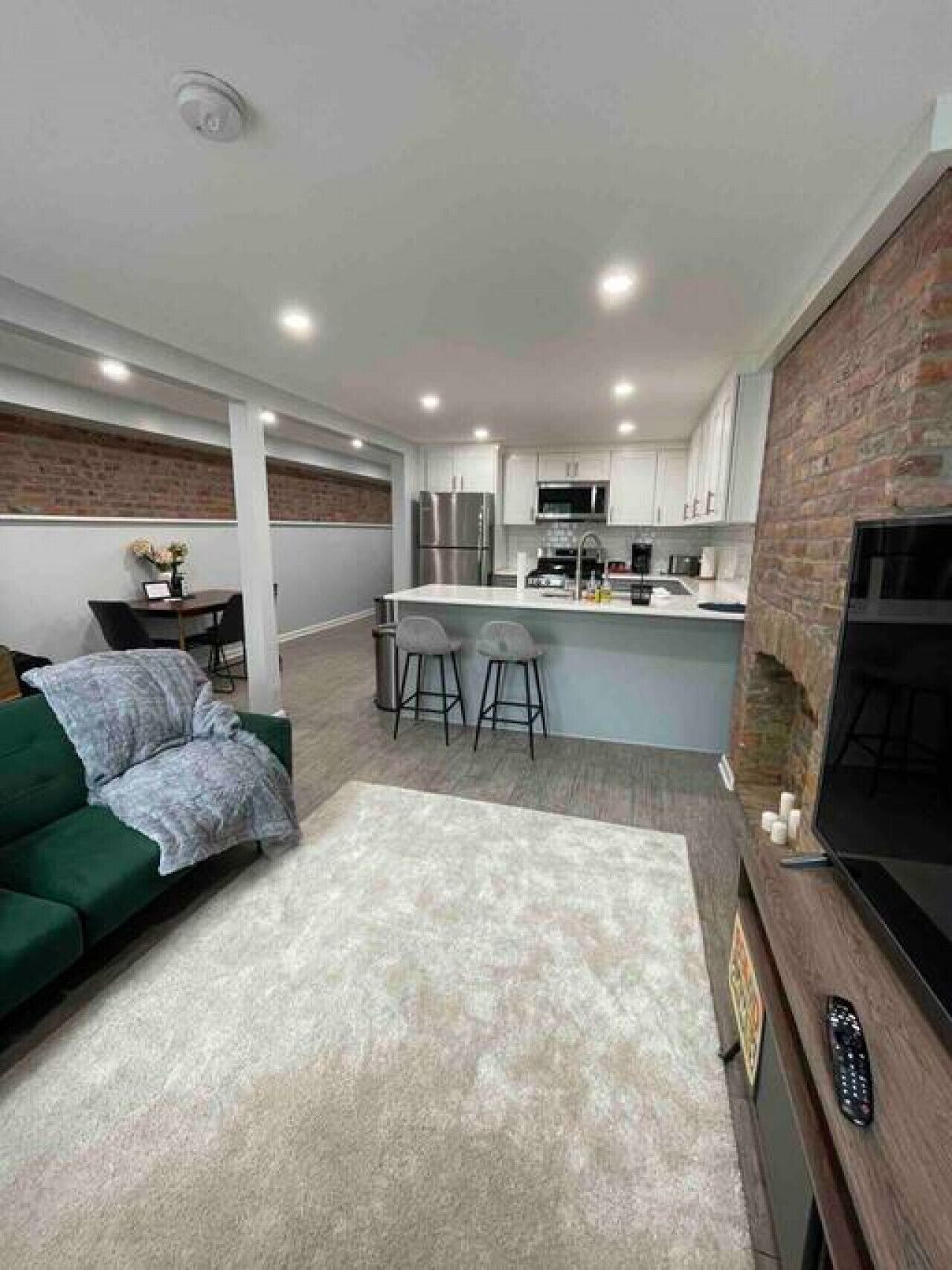 Una Smart TV, una chimenea