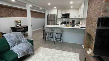 Una Smart TV, una chimenea