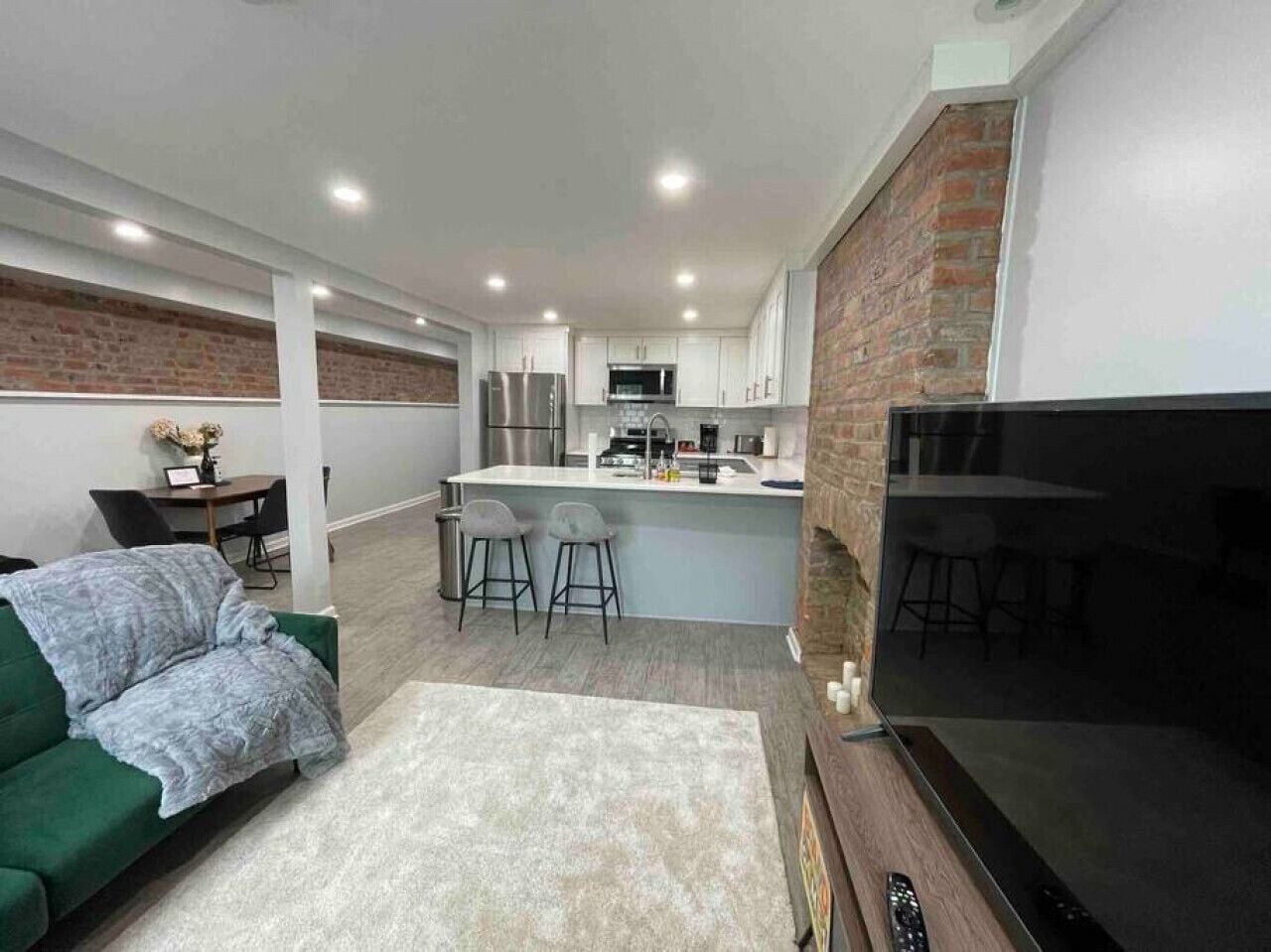 Una Smart TV, una chimenea