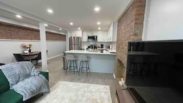 Una Smart TV, una chimenea