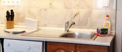 Kjøleskap, mikrobølgeovn, ovn og kokeplater