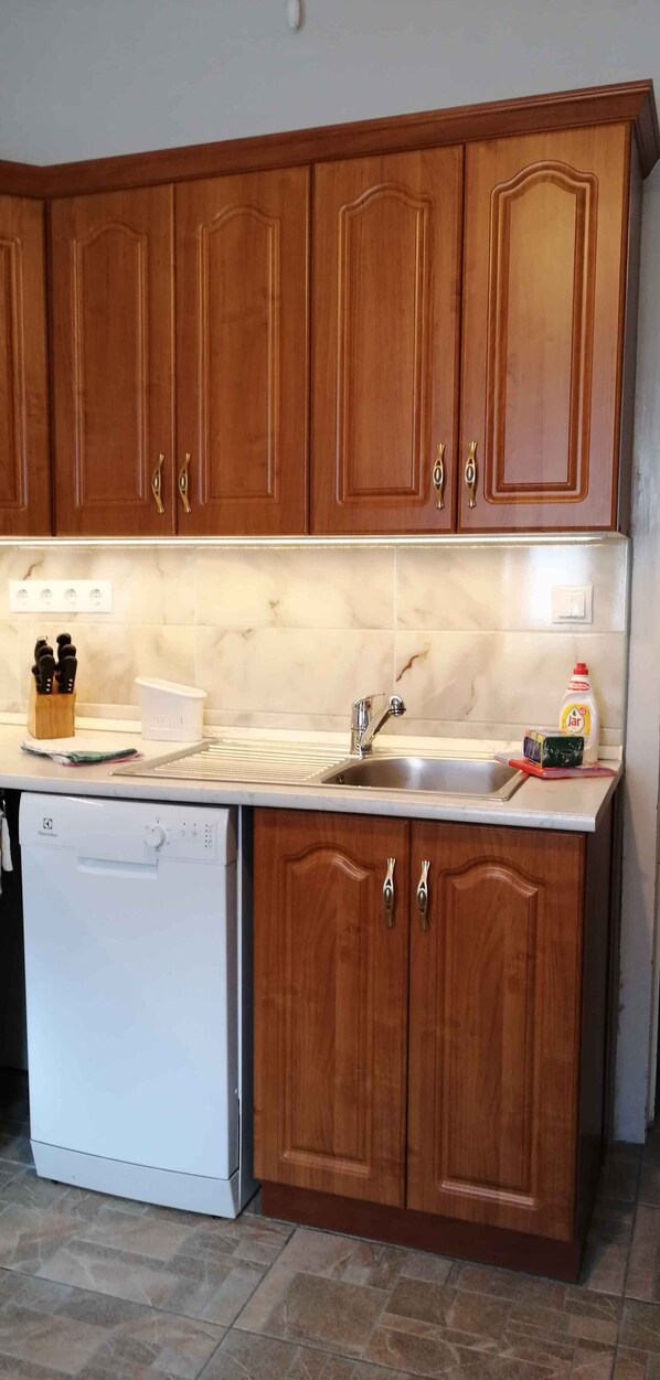 Een koelkast, een microgolfoven, een oven, een kookplaat