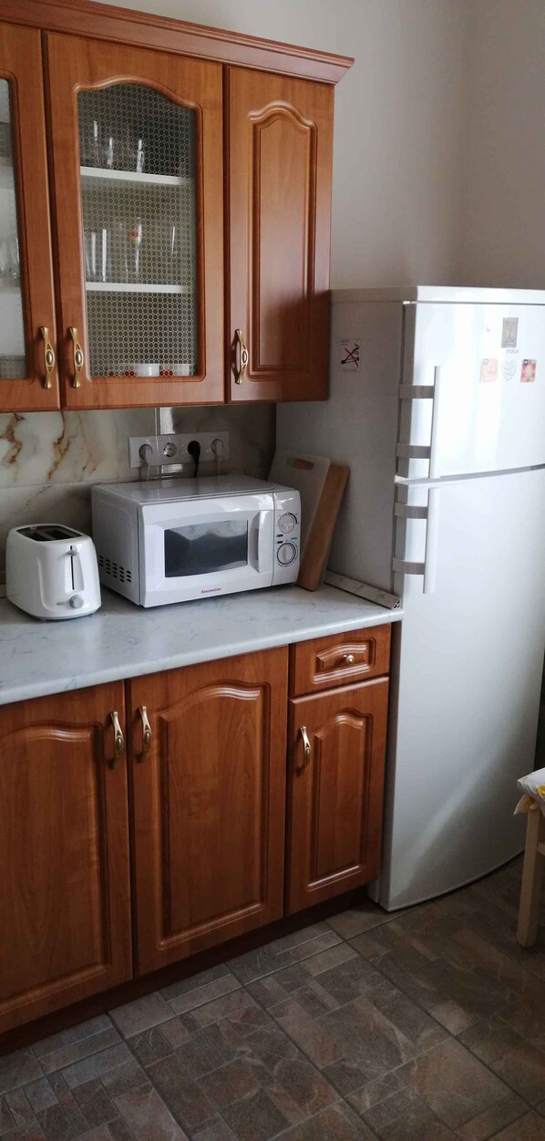 ثلاجة، ميكروويف، فرن، موقد طهي مسطح