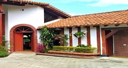 Villa lago calima, a 5 min del pueblo y lago