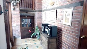 A narrow hallway with a brick wall, a wooden bench, and a tiled floor. - Villa Lago Calima, a 5 min del Pueblo y Lago (Valle del Cauca)