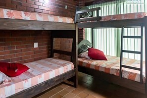4 chambres, fer et planche Ă repasser, literie fournie