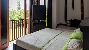 A bedroom with a bed, a TV, and a balcony. - Villa Lago Calima, a 5 min del Pueblo y Lago (Valle del Cauca)