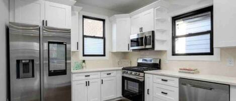 Réfrigérateur, micro-ondes, four, plaque de cuisson