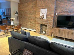 Smart TV, fireplace