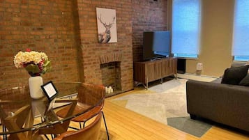 Smart TV, fireplace