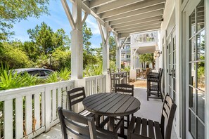 Outdoor dining - Summer Breeze Flat - St Augustine Green (Panama City Beach)