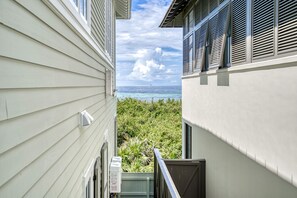Property grounds - Honeymoon Carriage House - Rosemary Beach (Rosemary Beach)