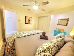 2 bedrooms - HISTORIC KENWOOD Beachy Bungalow King 2 bdr (St. Petersburg)