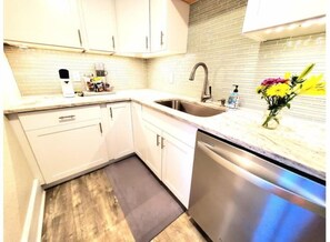 Private kitchen - HISTORIC KENWOOD Beachy Bungalow King 2 bdr (St. Petersburg)