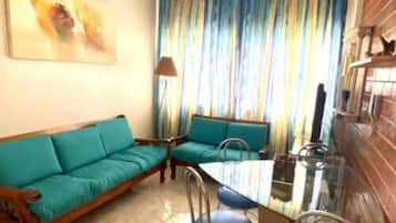 Apartamento | Sala de estar | TV de tela plana 40 polegadas com canais a cabo, TV