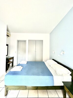 A bedroom with a bed, a desk, a wardrobe, and a mirror. - Mediterranea Apartments (Chania)