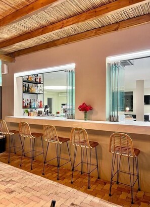 Bar en bord de piscine