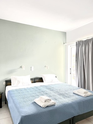 Apartamento conforto | Camas Select Comfort, cofres nos quartos, escrivaninha