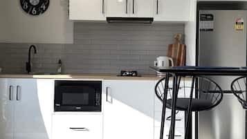 Geladeira, micro-ondas, fogão, cooktop