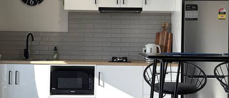 Refrigerador, microondas, horno y parrilla de estufa