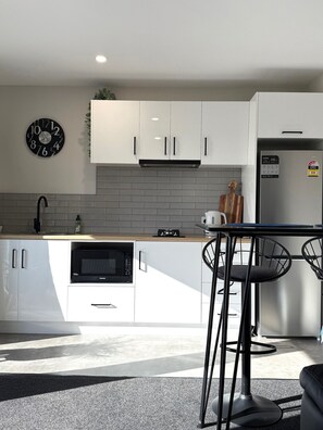 Fridge, microwave, oven, stovetop - Cabin Three on Gordon, Swansea (Swansea)