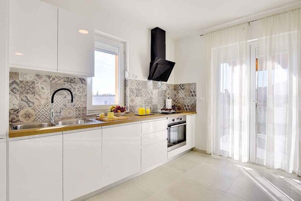 冰箱、微波炉、烤箱、炉灶