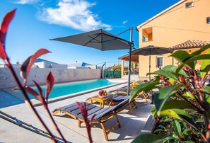 Pool - Villa with swimming pool and children's playground (Pula)