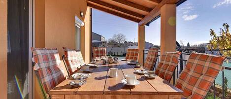 تناول الطعام بالخارج