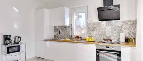 Réfrigérateur, micro-ondes, four, plaque de cuisson