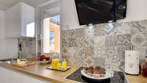 A modern kitchen with a built-in stove, a sink, and a window. - Villa with swimming pool and children's playground (Pula)