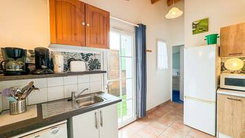 Een koelkast, een microgolfoven, een oven, een vaatwasser