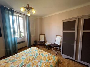 2 chambres, fer et planche à repasser, Wi-Fi, draps fournis