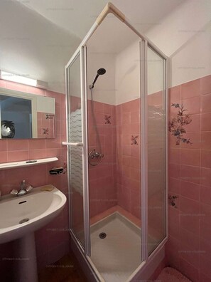 Douche, serviettes fournies