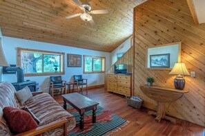 Smart-TV, Kamin, Bücher, Arbeitsbereiche