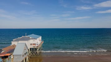 Beach nearby, sun loungers, beach towels
