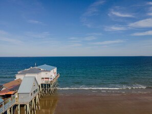 Eine Pier, die sich ins Meer erstreckt, mit einem Gebäude darauf.