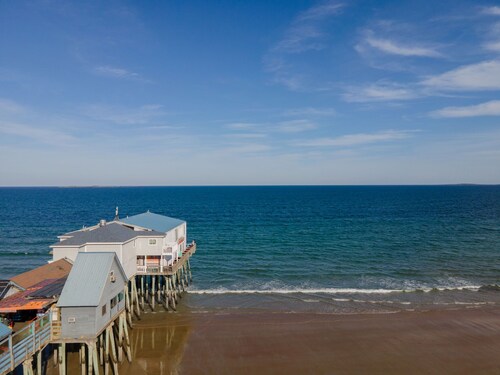 Boho Surf Studio: Steps to Beach & Walk to Pier