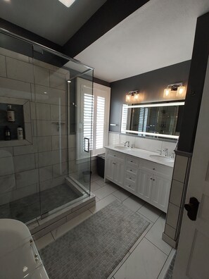 Free toiletries, hair dryer, bathrobes, towels - Hickory House Bed & Breakfast (Hickory)