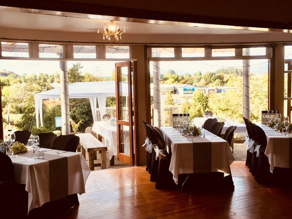 Banquet hall - Close to Mt Ruapehu ski fields, ideal for family reunions, 14 rooms & 6 cabins (Raetihi)