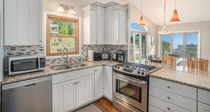 🌊 My Blue Haven | Lake View Cottage | Walk to Beach | Large Deck w/ Grill & Parking ➠ 150