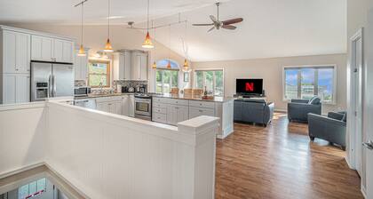 🌅 My Blue Haven | Lake View Cottage | Walk to Beach | Large Deck w/ Grill & Parking ➠ 213