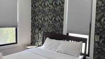 2 soverom, skrivebord, strykejern/-brett og reiseseng for barn