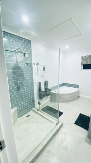 Shower, hair dryer, towels, soap - Stylish loft-Style apartment  - Close to all the action. (Durban North)